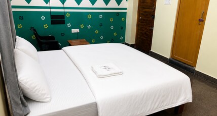 RAAMA GRAND POOLAVANI GUNTA Room Type - Deluxe Room