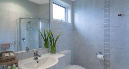 Best Western Colonial Village Motel Room Type - 1 Queen And 1 Single, Non-Smoking, Reverse Cycle Air Conditioning, Flat Screen Television, Wi-Fi, Ki