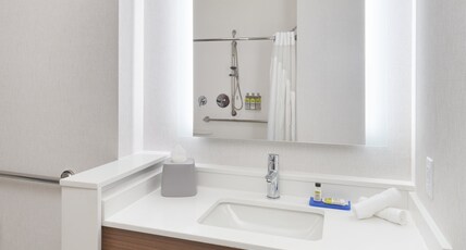 Holiday Inn Express & Suites Doral - Miami Room Type - 1 King Bed Suite Mobil Accessible Tub