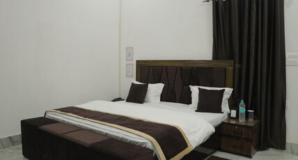 HOTEL SANT KRIPA STAYS Room Type - Deluxe King Room