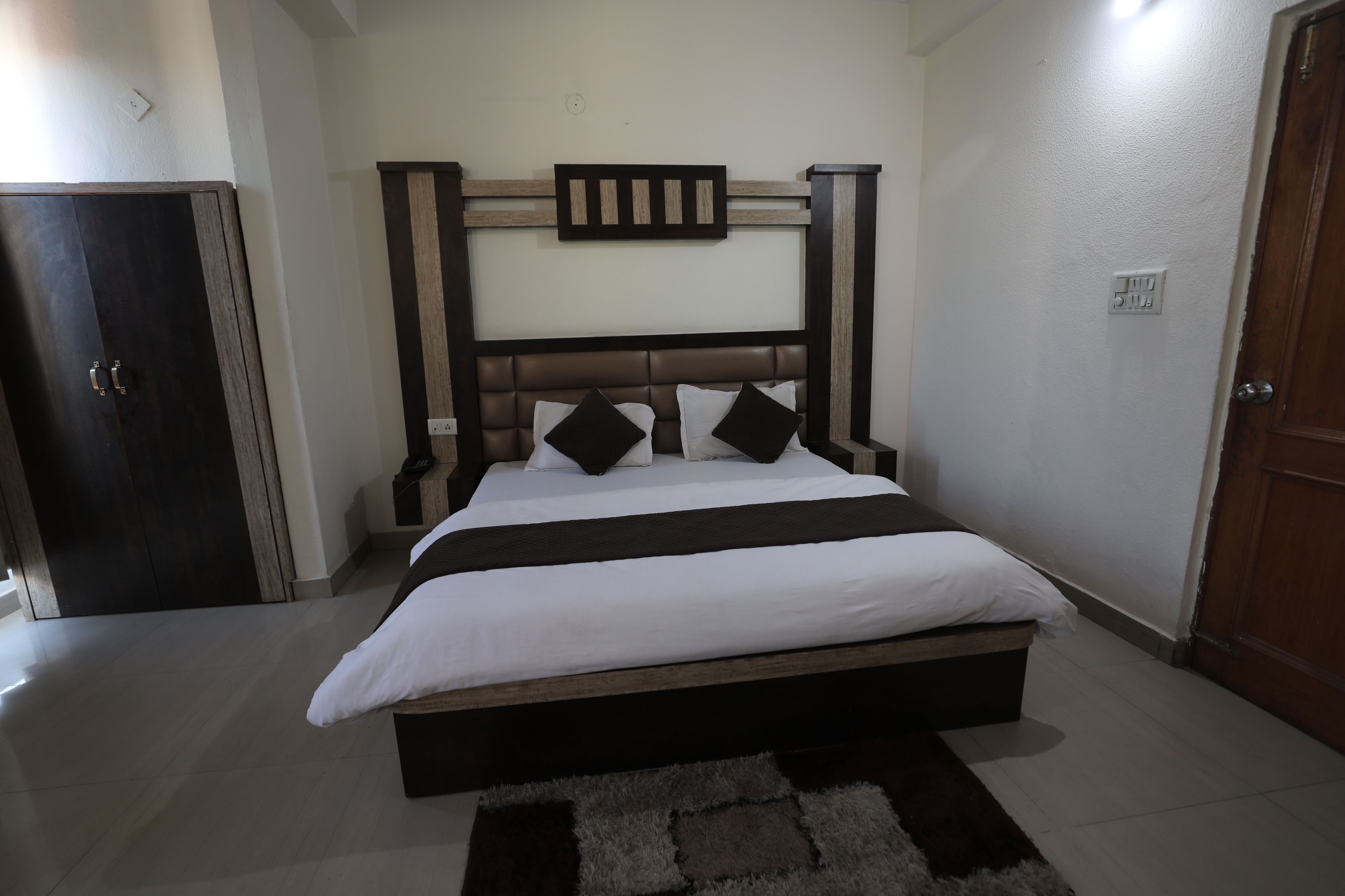 Hotel Neelkanth - Tap to explore photos