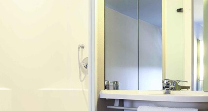 Hotel Ibis Budget Nancy Centre Room Type - TRIPLE - Room with a large bed and a bunk bed