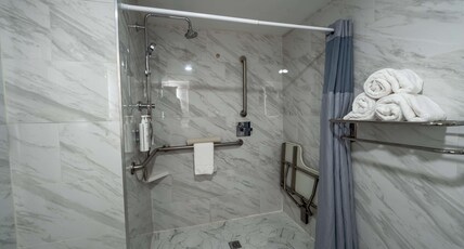 Hampton Inn St. Augustine Downtown Historic District Room Type - 1KG MOB HEAR ACC RI-SHW