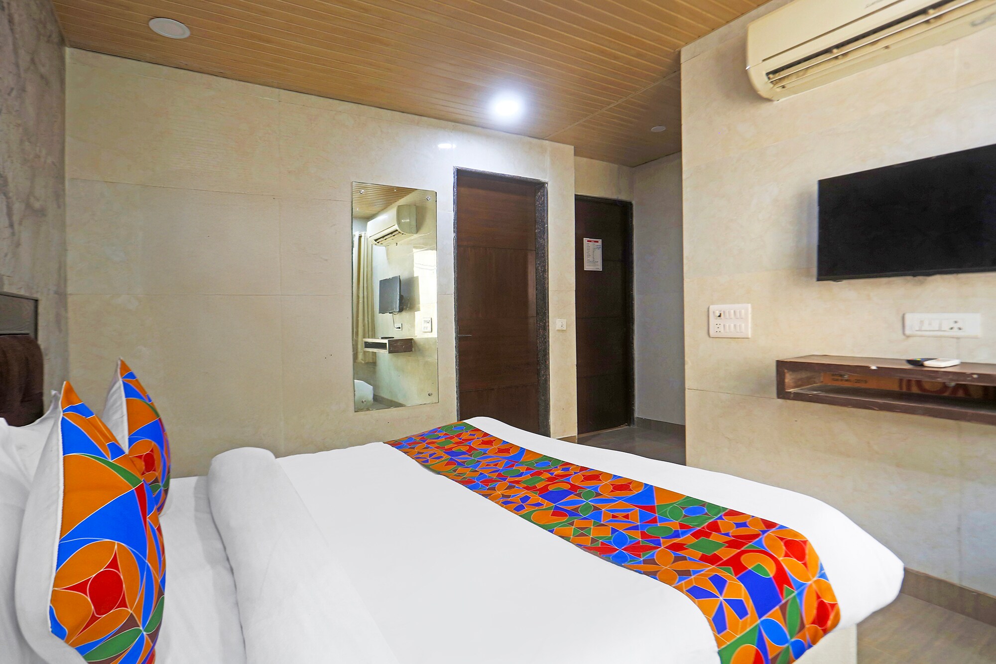 Via Geras - Tap to explore photos