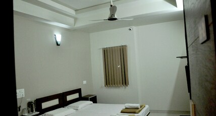 Hotel Indrani Room Type - Deluxe Room - AC