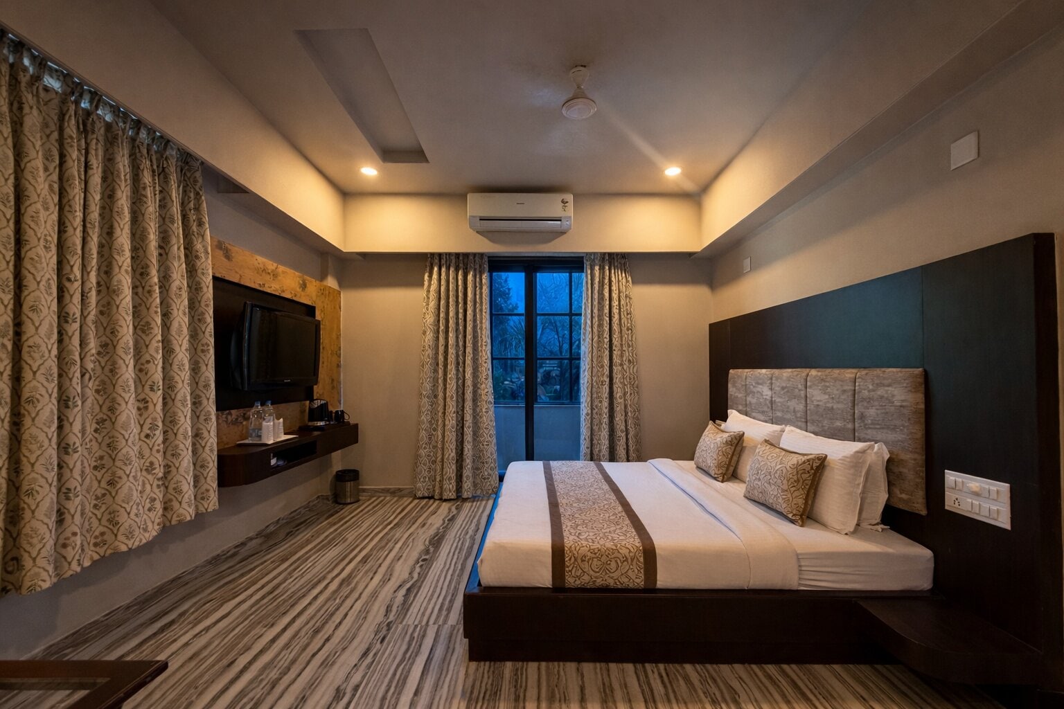Devi Palace - Monsoon Palace View Resort - Tap to explore photos