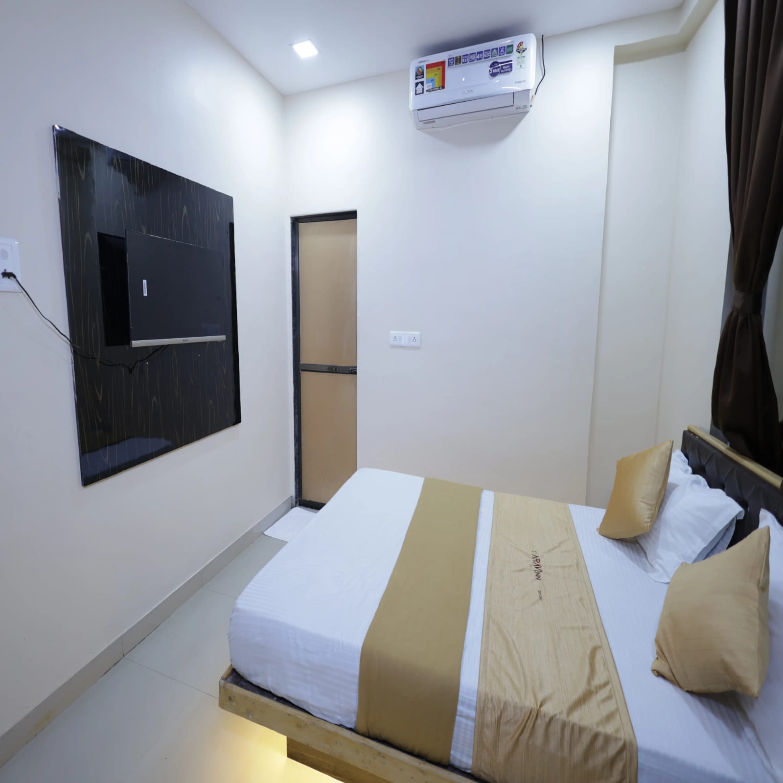 Hotel Aravi Inn - Tap to explore photos