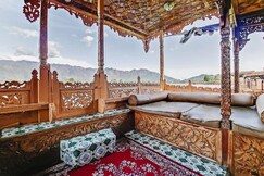 Golden Privilege Houseboat | Wooden Rooms