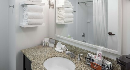 Hampton Inn Austin - Northwest Arboretum Room Type - KING W SOFA BED CORNER NS