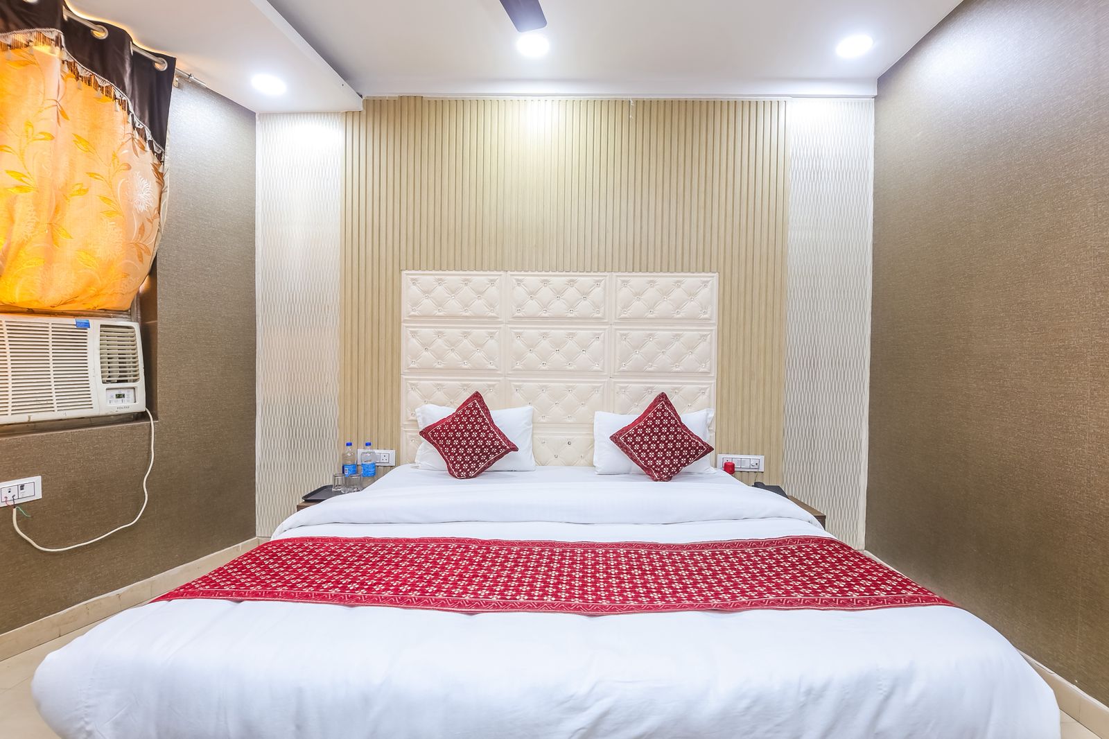 Hotel OM East Delhi Near Anand Vihar Railway Station - Tap to explore photos