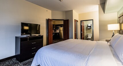 Staybridge Suites Laredo, an IHG hotel Room Type - 1 Queen Suite Mobility Accessible Tub Sofa Bed
