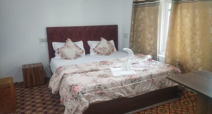 Hotel Golden View Srinagar Room Type - `standard