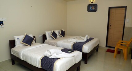 Hotel Elite Inn Room Type - Deluxe Triple AC Room