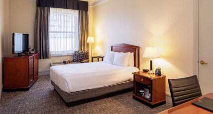 Hilton Cincinnati Netherland Plaza Room Type - ONE QUEEN