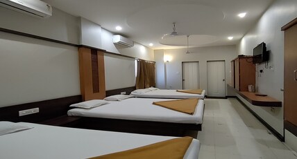 Hotel Adarsh Deluxe Room Type - Six Bed Non AC