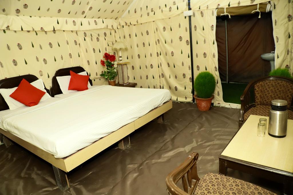 Traveller Huts - Tap to explore photos