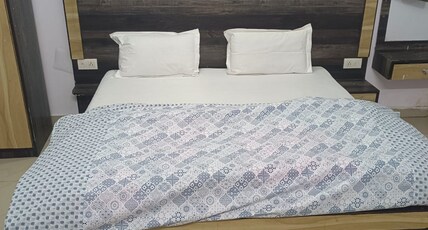 Arihanta Hotel Room Type - Deluxe Room