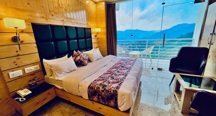 The Classic Crown Hotel Room Type - Queen room with balcony