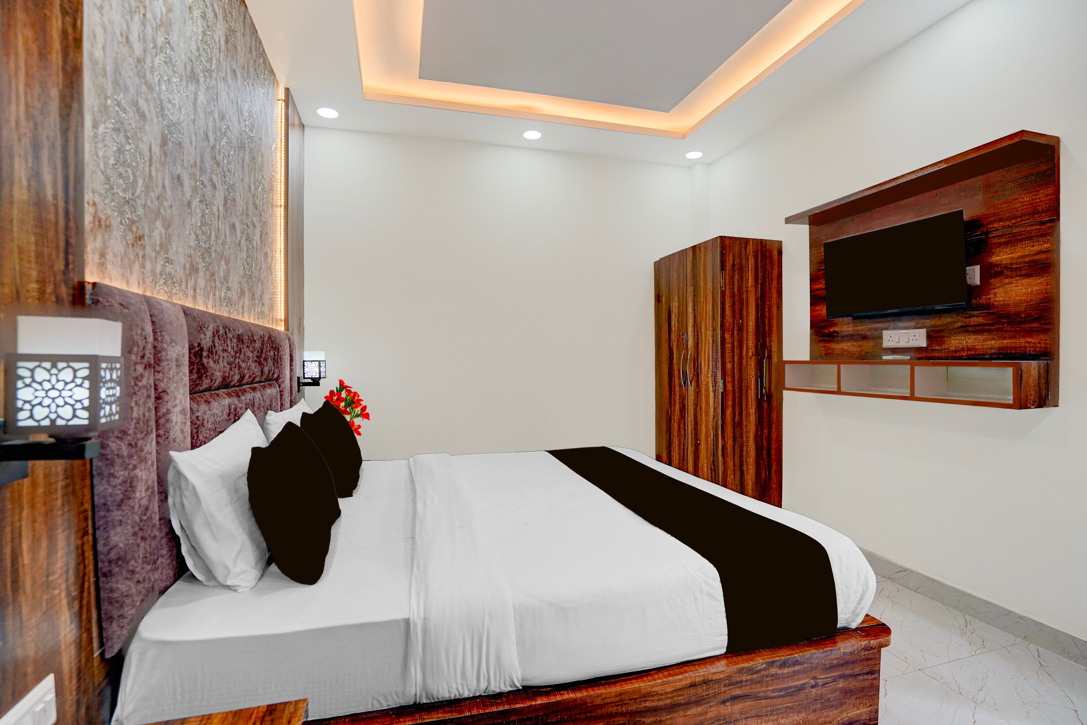 Super Townhouse Oak Banaras Station Formerly Gharana Residency - Tap to explore photos