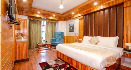 Hotel Himgiri -The Mall Road Room Type - Luxury Room Mountain View From Common Balcony