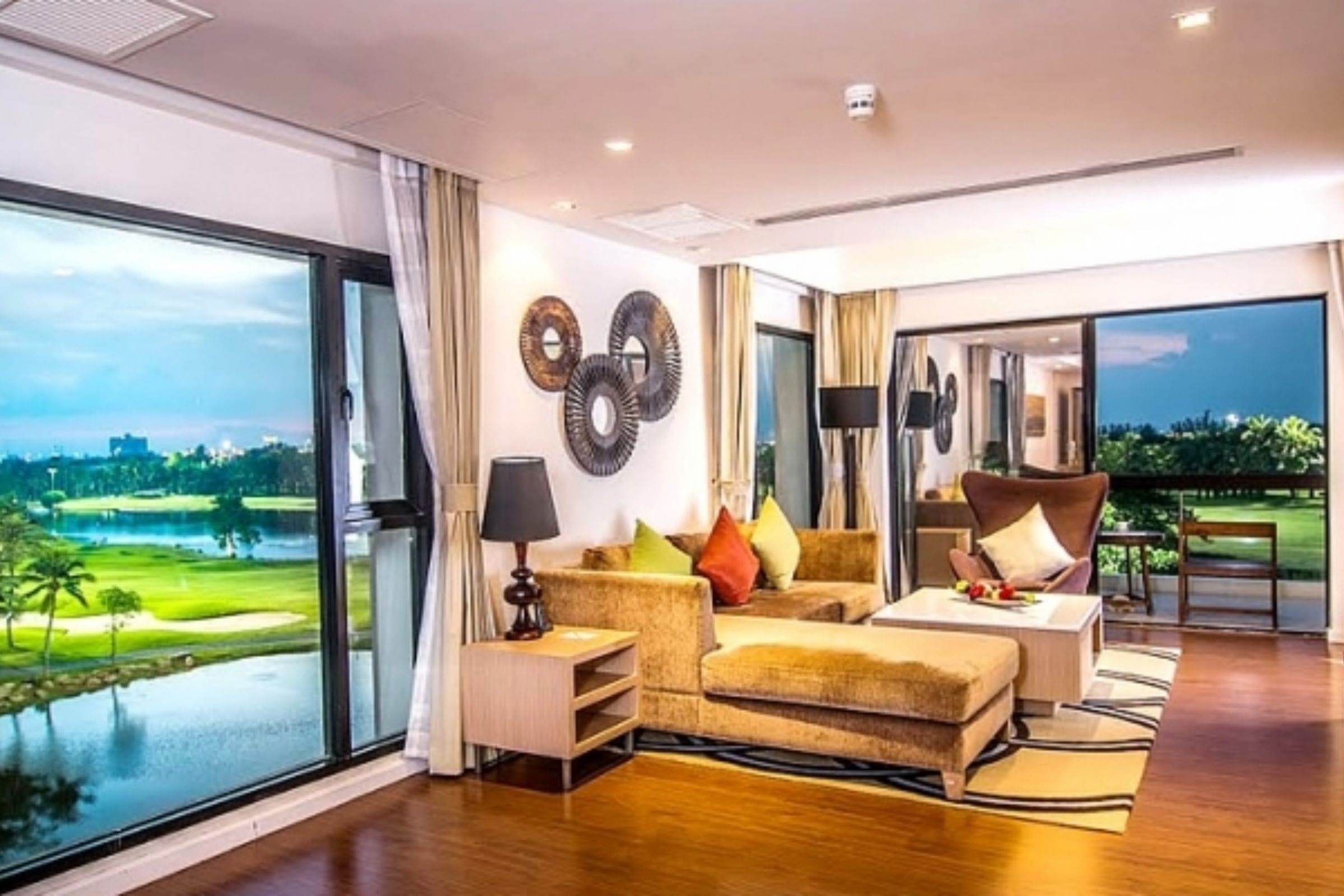 Summit Windmill Golf Suite Hotel at Suvarnabhumi - Tap to explore photos