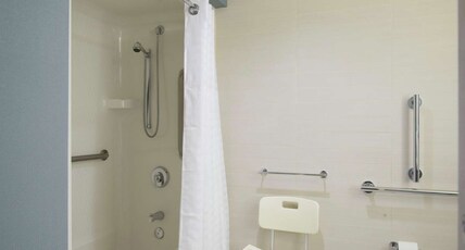 DoubleTree by Hilton Hotel Binghamton Room Type - 1KNG MOB HEAR ACC W TUB NS