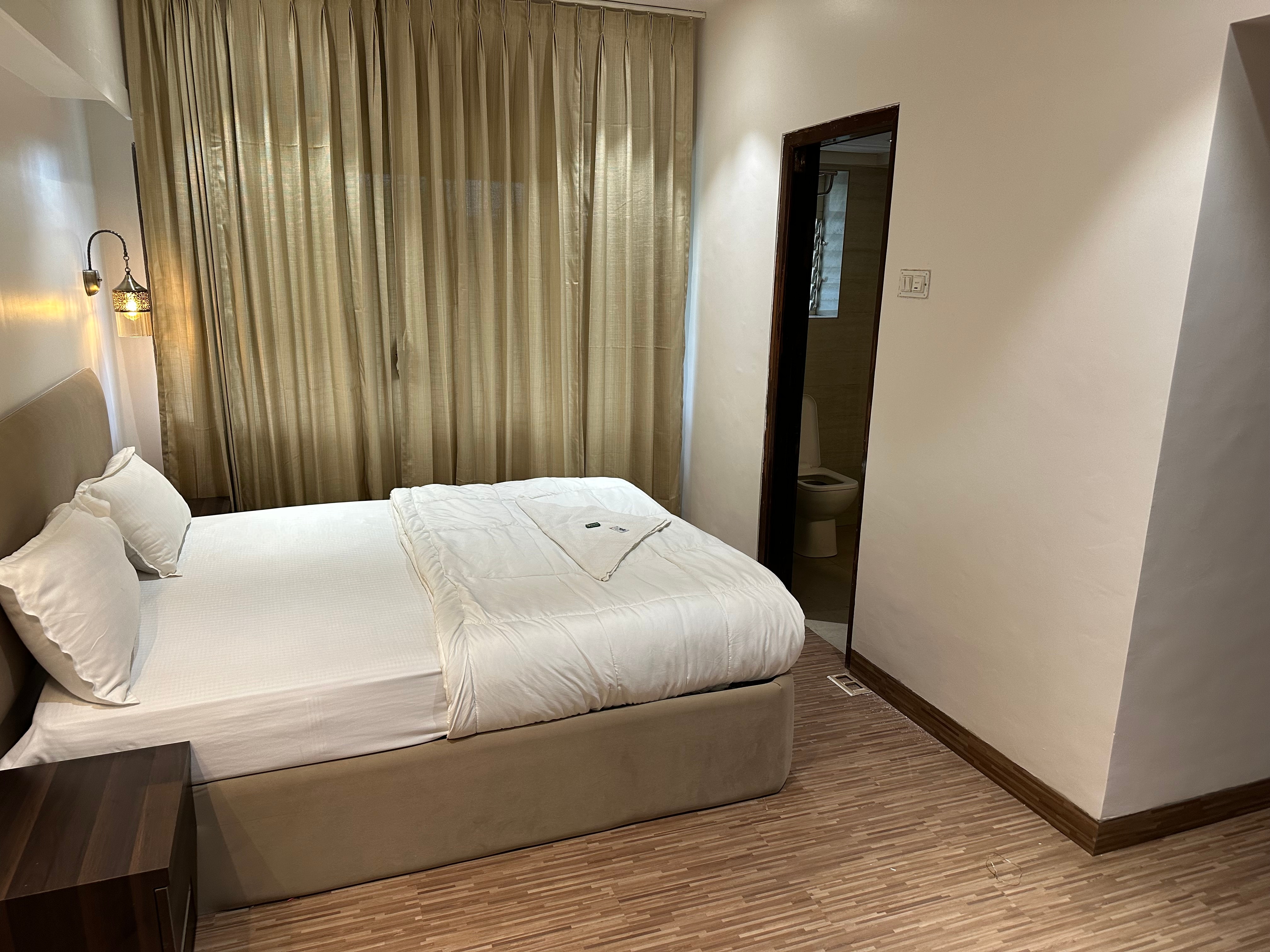 Hotel Imperial Executive - Tap to explore photos