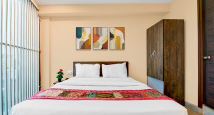 The Crown Aura Near Diamond Plaza Room Type - Deluxe AC Room