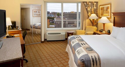 DoubleTree by Hilton Hotel Jefferson City Room Type - 1KG MOB HEAR ACC RI-SHOWER