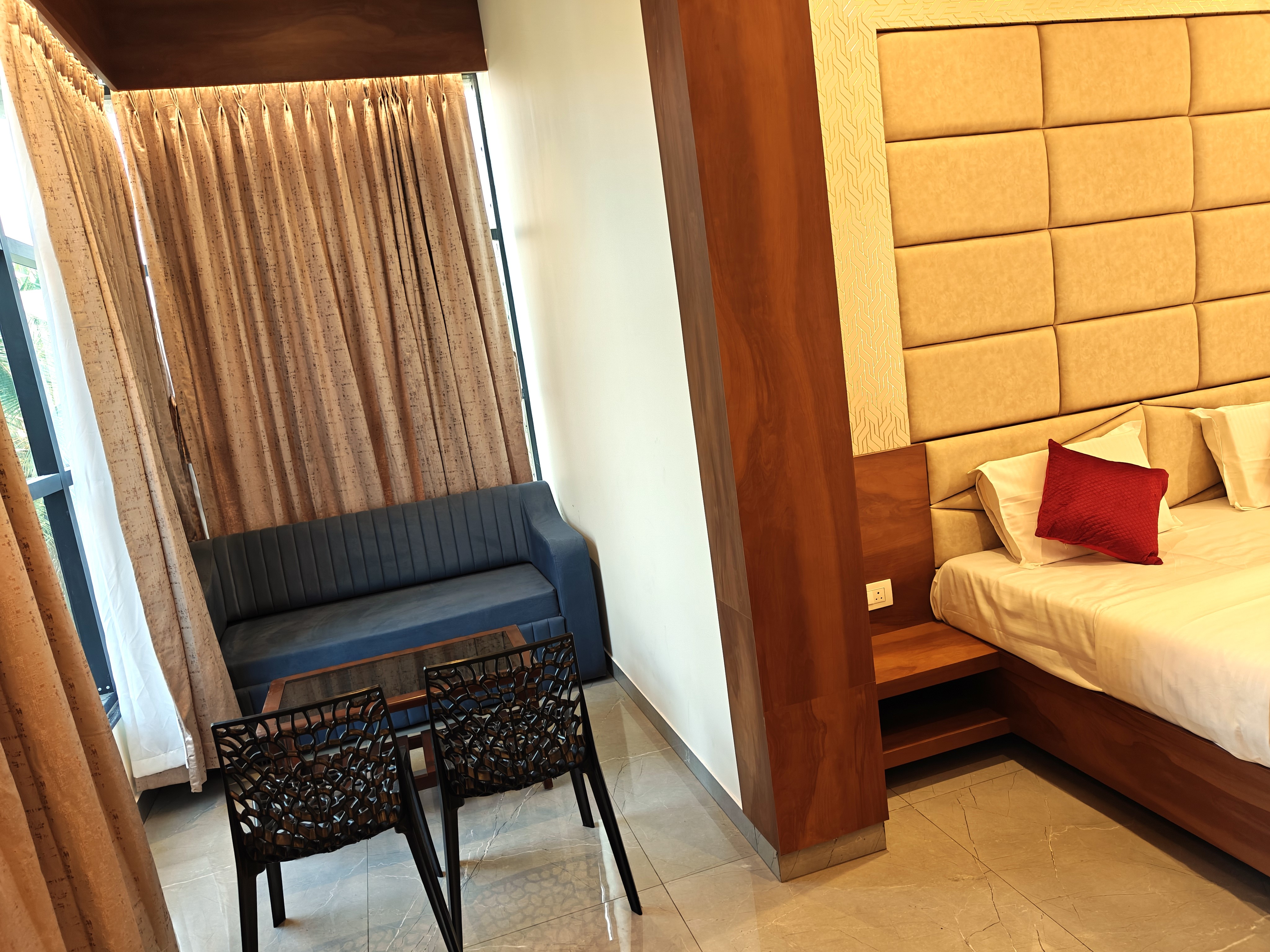 REGENCY EXECUTIVE ROOMS - Tap to explore photos