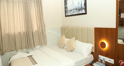 HOTEL VISHWADARSHAN Room Type - Deluxe Room