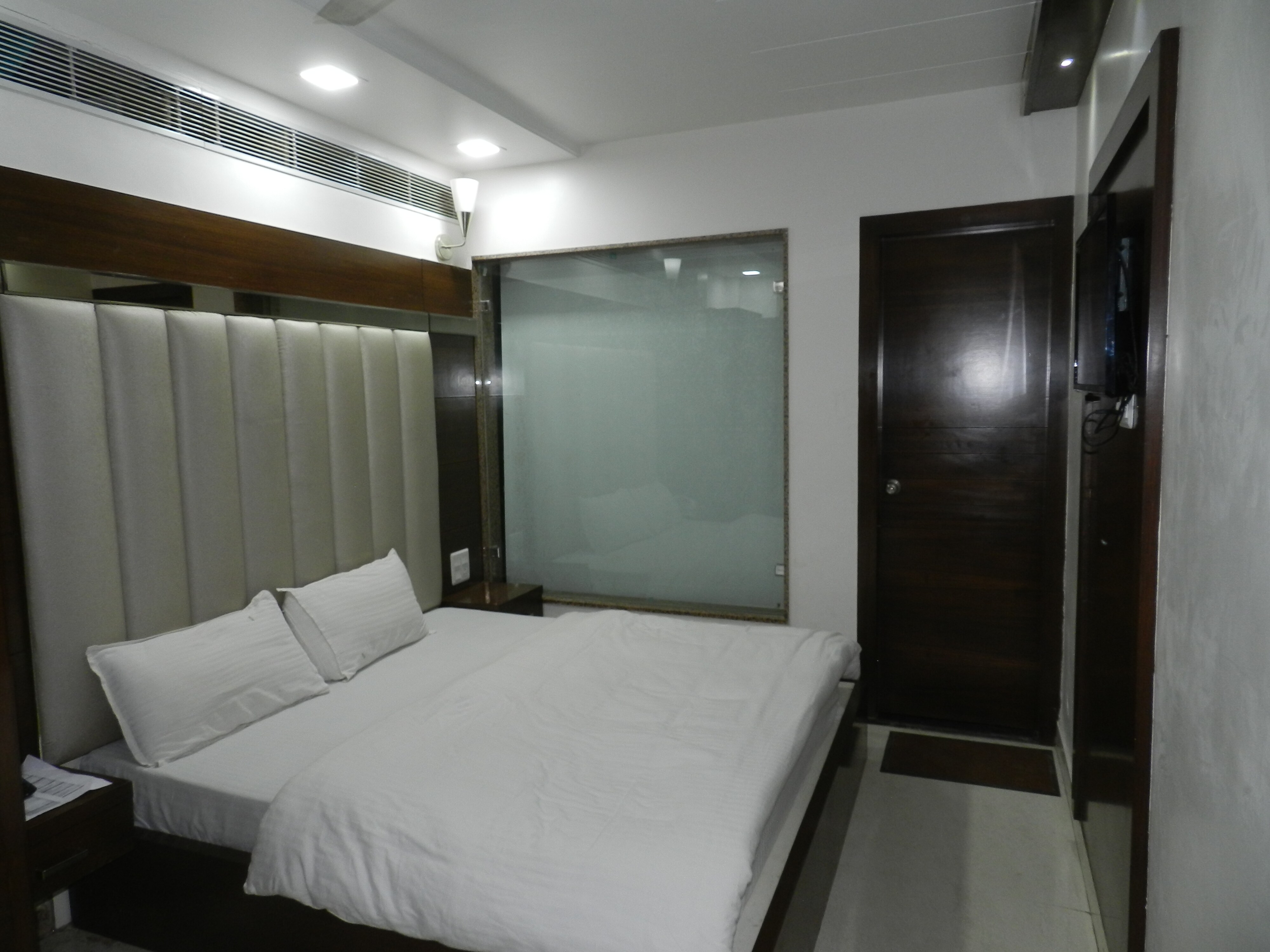 Hotel SYN - Tap to explore photos