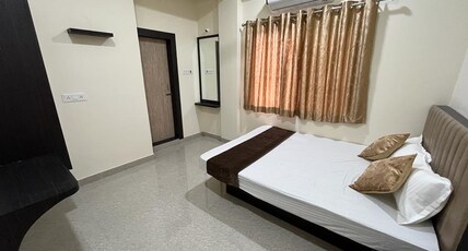 Hotel The Empire Inn Room Type - Deluxe Room - AC