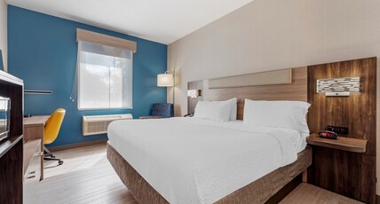  Holiday Inn Express Pittsburgh E - Waterfront Dr, an IHG Hotel Room Type - 1 King Bed Standard Comm Access