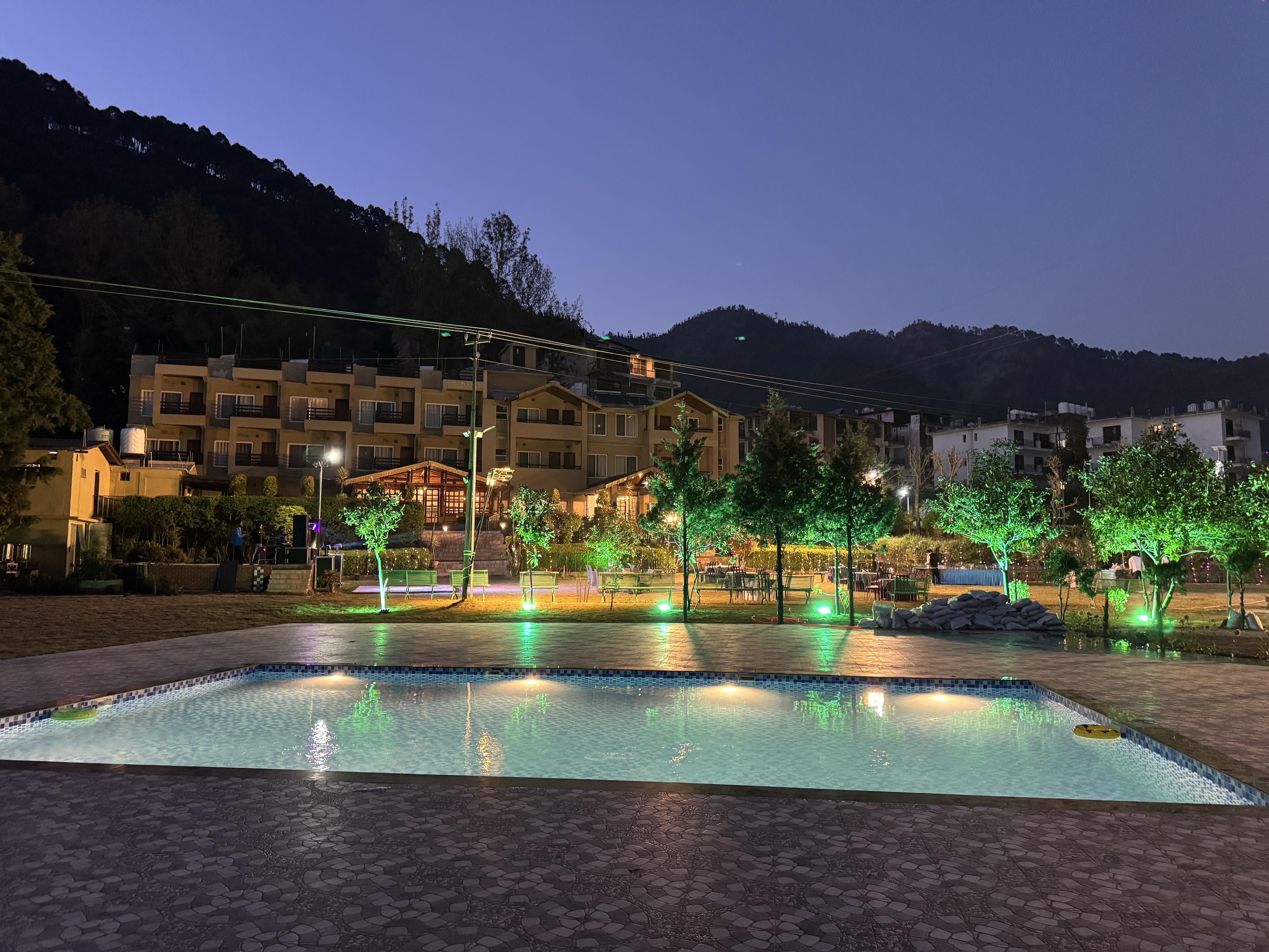 Foxoso Misty Oaks Resort Near Kainchi Dham 8 Kms. - Tap to explore photos