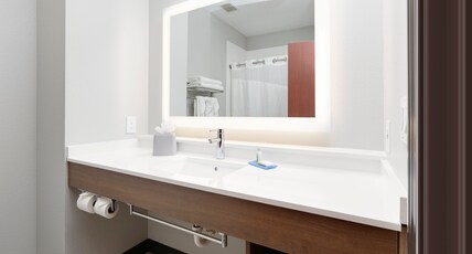 Holiday Inn Express & Suites Denton UNT- Twu Room Type - 1 King Bed Suite Comm Access Tub