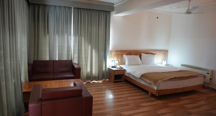 Overland Heights | Rooms & Kitchen Room Type - Private Room in Condo