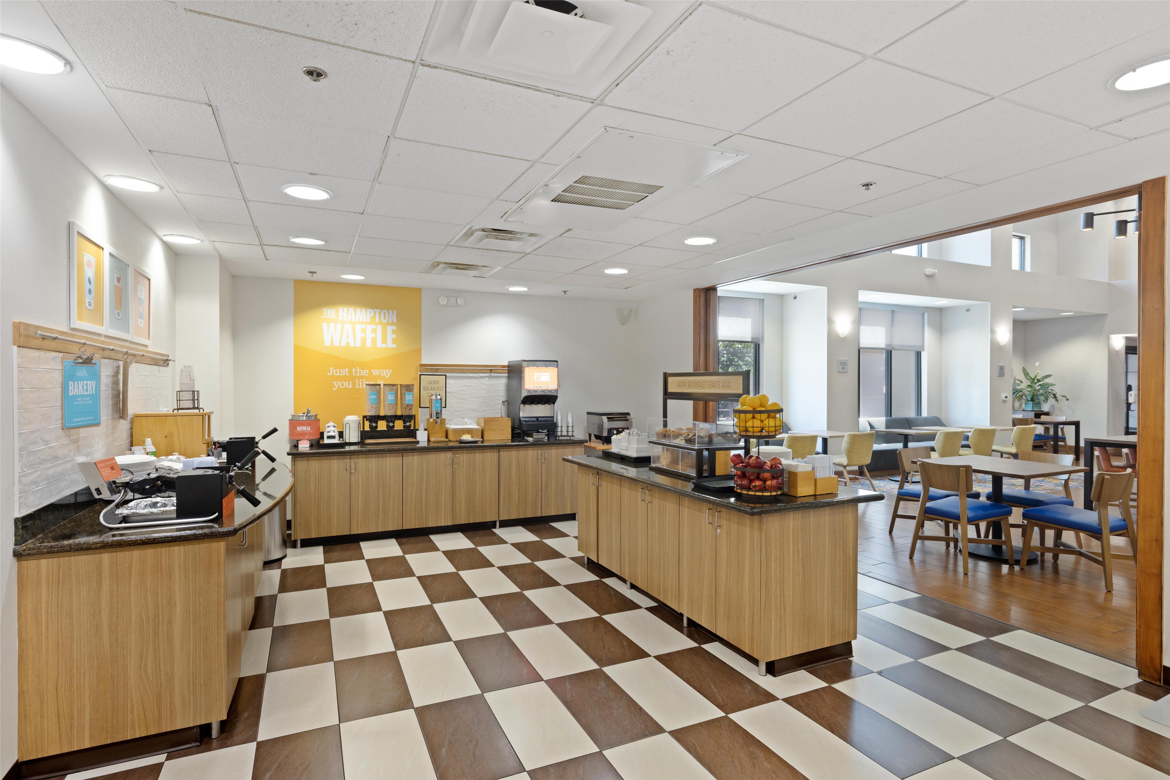 Hampton Inn And Suites Madera - Tap to explore photos