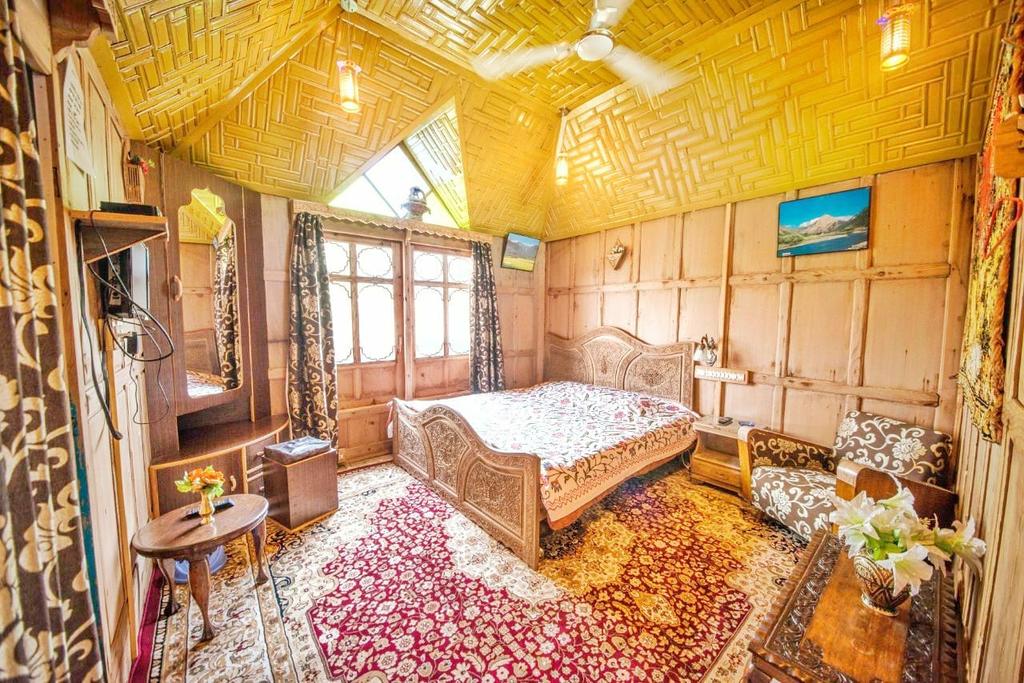 Fiji Group of Houseboats - Tap to explore photos