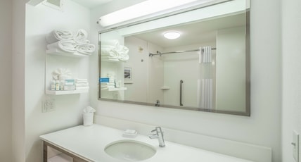 Hampton Inn by Hilton Waterville Room Type - 1KNG STUDIO KITCHEN NOSMOK
