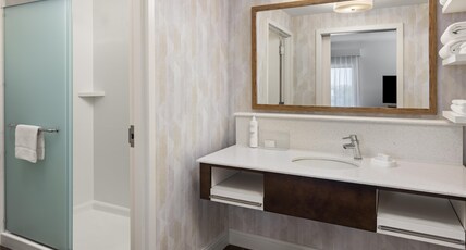 Hampton Inn by Hilton Minneapolis-Roseville Room Type - 2QN STDO MIC FRIDG WTBR NS
