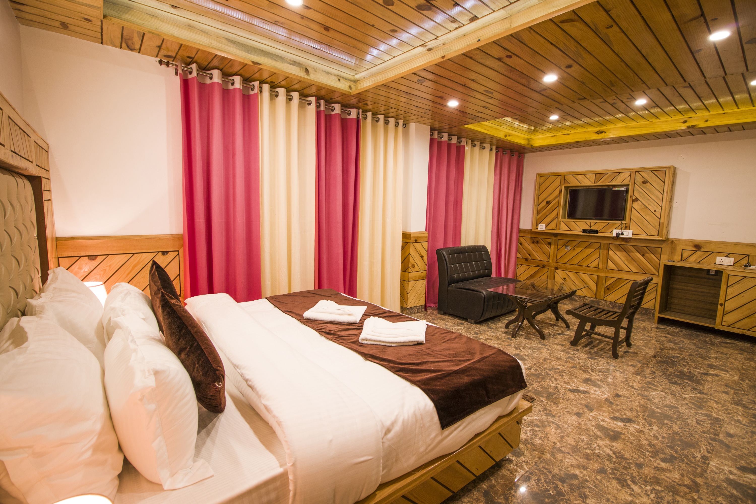 Hotel Mount Edge - Tap to explore photos