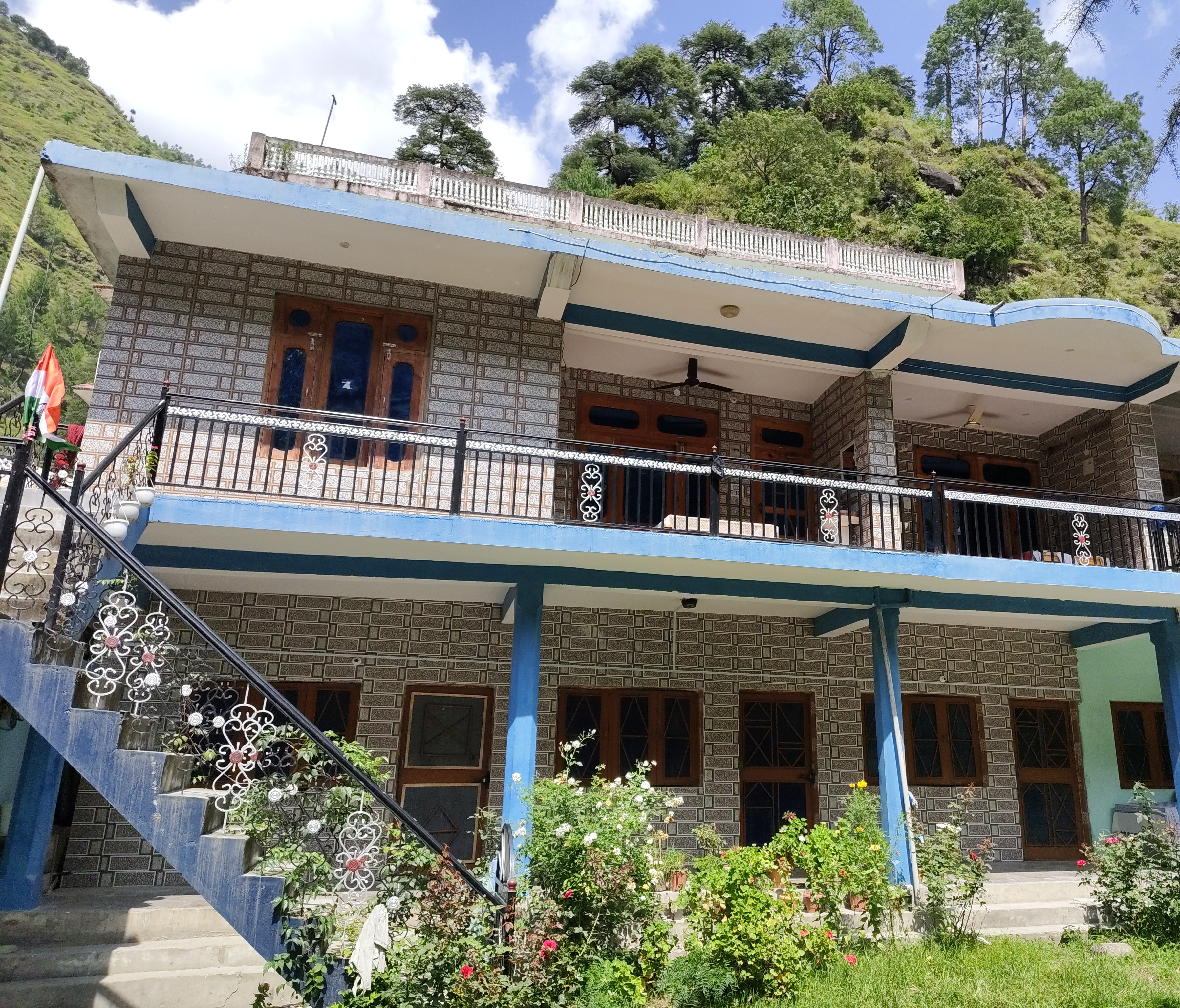 Tirthan river front farm stay. - Tap to explore photos