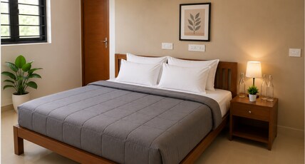 Z Express Einstein Room Type - Deluxe Queen | AC | WiFi