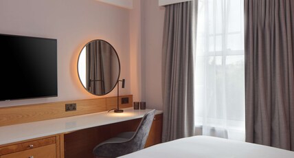 Doubletree by Hilton Bath Room Type - KING ACCESSIBLE GUEST ROOM