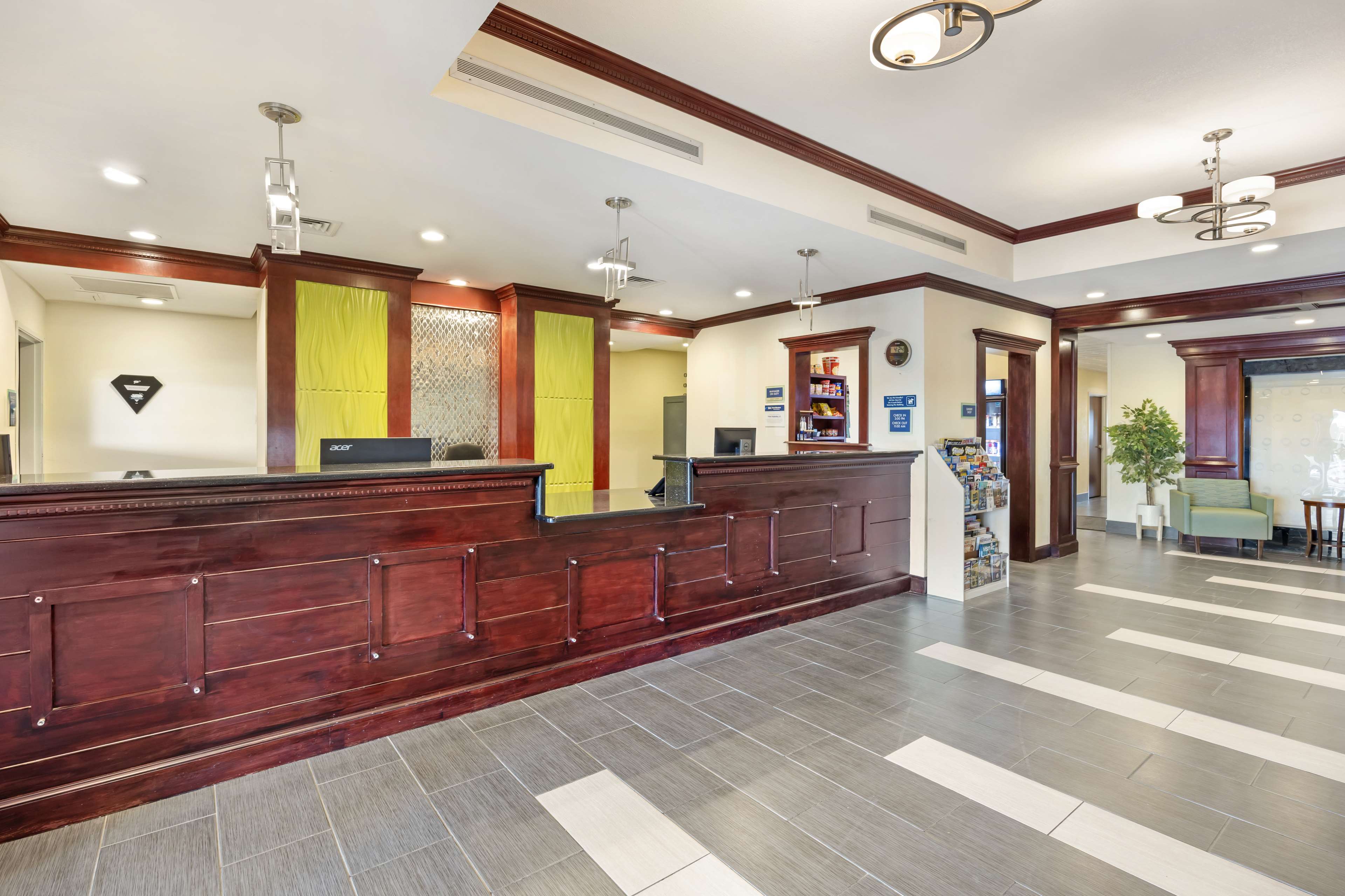 Best Western Plus Pratt - Tap to explore photos