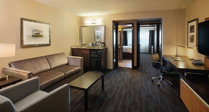 Hilton Winnipeg Airport Suites Room Type - 1 KING 1 BEDROOM SUITE