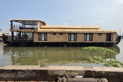 Gonavi houseboat