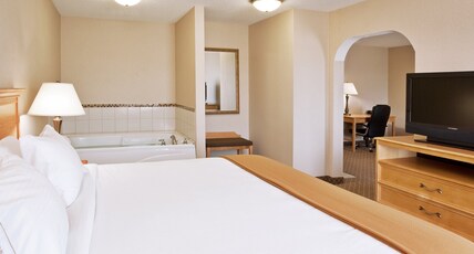 Holiday Inn Express Hotel & Suites Chesterfield - Selfridge Area Room Type - 1 King Suite Addl Living Area Jetted Tub