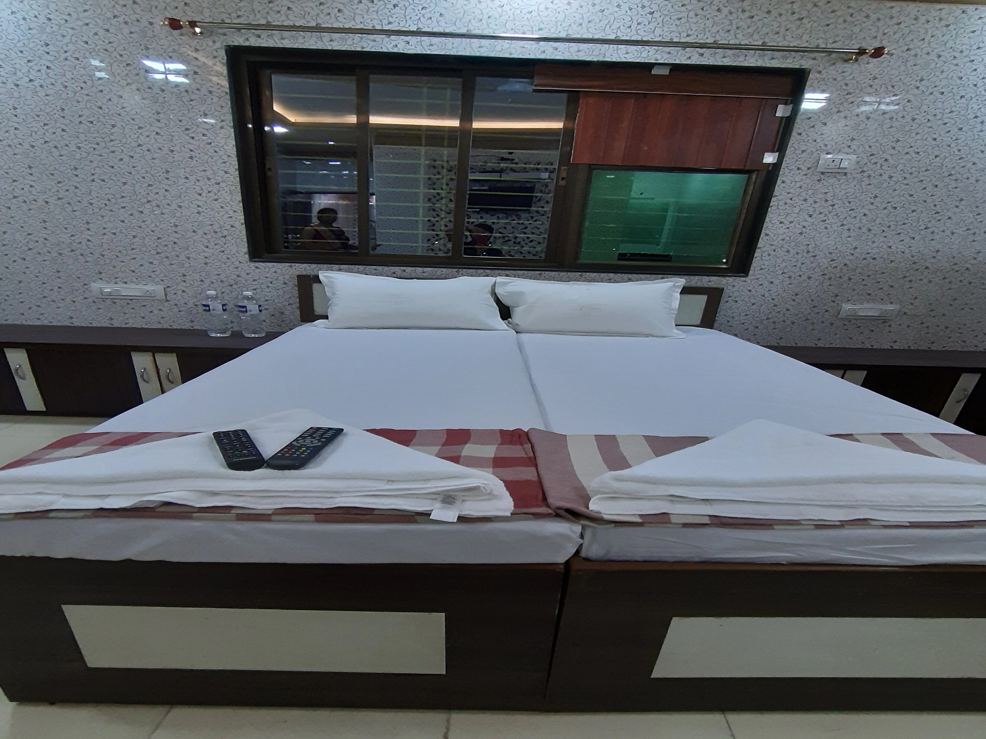 Shiv Darshan Lodge Barshi - Tap to explore photos